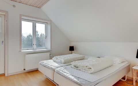 Etta - 957M from the Sea: Schlafzimmer, Holz, Bett, Möbel, Interior Design, Bedding, Fussboden, Bettdecke, Flooring, Zuhause