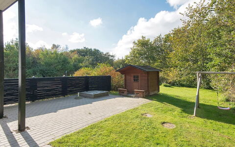 Etta - 957M from the Sea: Grundstueck, Garten, Schatten, Rasen, Gartenbauten, Hinterhof, Garten, Landscaping, Schuppen, Outdoor Struktur
