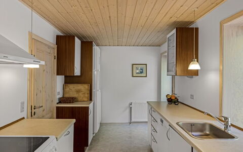 Etta - 957M from the Sea: Küche, Countertop, Interior Design, Flooring, Decke, Holz, Küchengerät, Cabinetry, Fussboden, Möbel