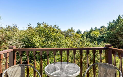 Etta - 957M from the Sea: Geländer, Baluster, Zaun, Veranda, Tisch Im Freien, Gartenmöbel, Balkon, Deck, Hartholz, Holzbeize