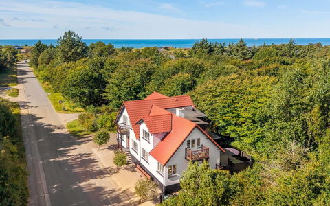 Etta - 957M from the Sea: Himmel, Zuhause, Haus, Wohngebiet, Wolke, Hütte, Küste, Vorort, Estate, Meteorologisches Phänomen