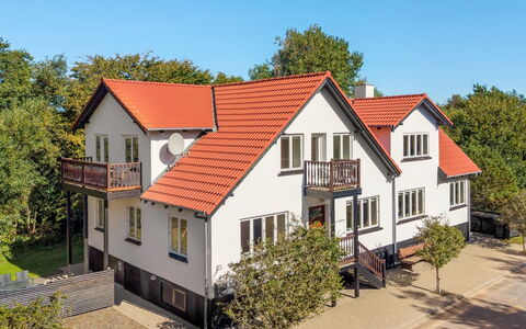 Etta - 957M from the Sea: Gebäude, Fenster, Haus, Zuhause, Wohngebiet, Holz, Dach, Fassade, Die Architektur, Nachbarschaft