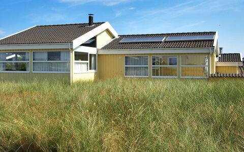Thorir - 542M from the Sea: Holz, Möbel, Wohnung, Zimmer, Decke, Holzbeize, Stuhl, Hartholz, Lack, Holz