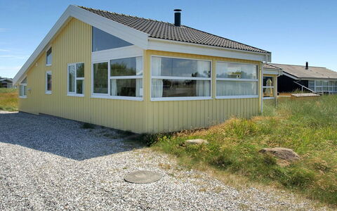 Thorir - 542M from the Sea: Holz, Möbel, Wohnung, Zimmer, Decke, Holzbeize, Stuhl, Hartholz, Lack, Holz