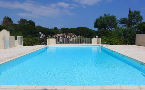 Le Domaine de la Croisette: Schwimmbad, Eigentum, Grundeigentum, Freizeit, Wasser, Gebäude, Haus, Zuhause, Himmel, Urlaub