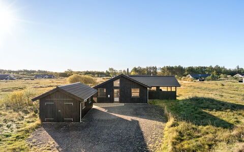 Finna - 1Km from the Sea: Möbel, Interior Design, Flooring, Holz, Fussboden, Decke, Holzboden, Stuhl, Tabelle, Beleuchtung