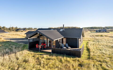 Finna - 1Km from the Sea: Möbel, Interior Design, Flooring, Holz, Fussboden, Decke, Holzboden, Stuhl, Tabelle, Beleuchtung