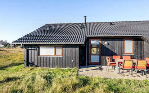 Finna - 1Km from the Sea: Möbel, Interior Design, Flooring, Holz, Fussboden, Decke, Holzboden, Stuhl, Tabelle, Beleuchtung