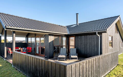 Finna - 1Km from the Sea: Möbel, Interior Design, Flooring, Holz, Fussboden, Decke, Holzboden, Stuhl, Tabelle, Beleuchtung