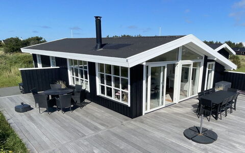 Halsten - 551M from the Sea: Blau, Strauch, Hütte, Ground, Garten, Estate, Schatten, Landscaping, Bauernhaus, Eco Hotel