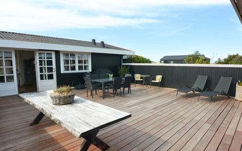 Halsten - 551M from the Sea: Blau, Strauch, Hütte, Ground, Garten, Estate, Schatten, Landscaping, Bauernhaus, Eco Hotel