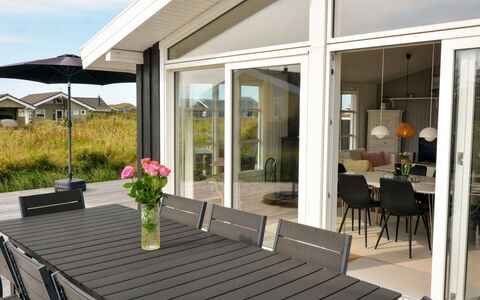 Halsten - 551M from the Sea: Blau, Strauch, Hütte, Ground, Garten, Estate, Schatten, Landscaping, Bauernhaus, Eco Hotel