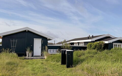 Halsten - 551M from the Sea: Blau, Strauch, Hütte, Ground, Garten, Estate, Schatten, Landscaping, Bauernhaus, Eco Hotel