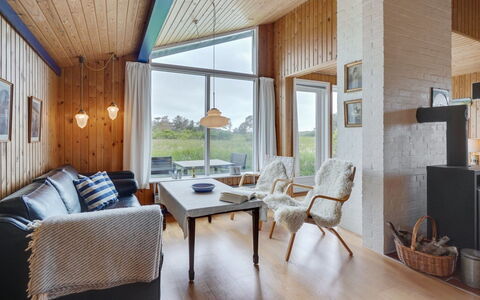 Øgrim - 204M from the Sea: Möbel, Interior Design, Stuhl, Flooring, Tabelle, Resort, Fussboden, Decke, Zimmer, Eco Hotel