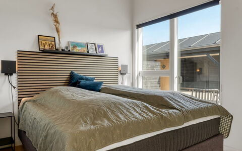 Yaim - 800M from the Sea: Bett, Schlafzimmer, Holz, Möbel, Bedding, Bettdecke, Bettrahmen, Linens, Interior Design, Fussboden