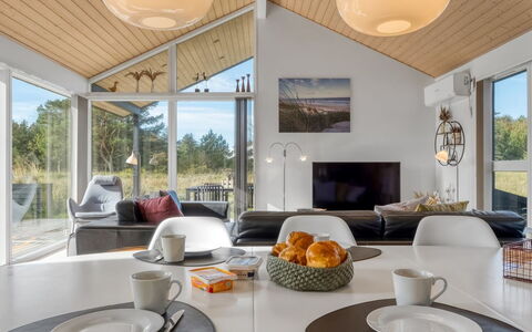 Yaim - 800M from the Sea: Interior Design, Decke, Zuhause, Flooring, Light Fixture, Wohnzimmer, Küche & Esszimmer Tisch, Stuhl, Schatten
