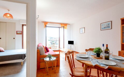 Les Pins Ensoleilles: Möbel, Tabelle, Bilderrahmen, Orange, Gebäude, Holz, Geschirr, Komfort, Interior Design, Stuhl