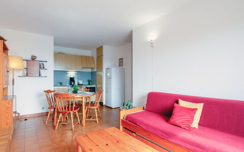 Les Pins Ensoleilles: Möbel, Couch, Tabelle, Gebäude, Holz, Interior Design, Flooring, Fussboden, Wohnzimmer, Komfort