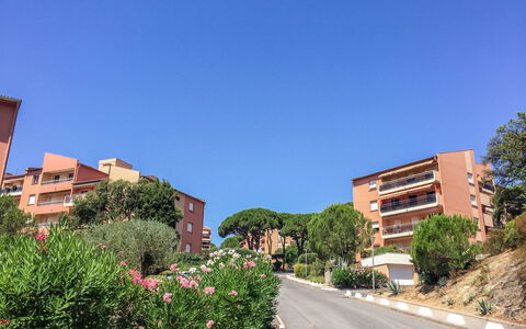 Les Pins Ensoleilles: Pflanze, Himmel, Gebäude, Daytime, Eigentum, Blume, Azurblau, Baum, Grundstueck, Urban Design