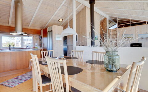 Caro - 807M from the Sea: Möbel, Interior Design, Flooring, Holz, Fussboden, Decke, Holzboden, Stuhl, Tabelle, Beleuchtung