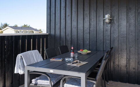 Caro - 807M from the Sea: Möbel, Interior Design, Flooring, Holz, Fussboden, Decke, Holzboden, Stuhl, Tabelle, Beleuchtung