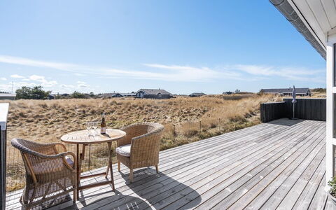 Caro - 807M from the Sea: Möbel, Interior Design, Flooring, Holz, Fussboden, Decke, Holzboden, Stuhl, Tabelle, Beleuchtung