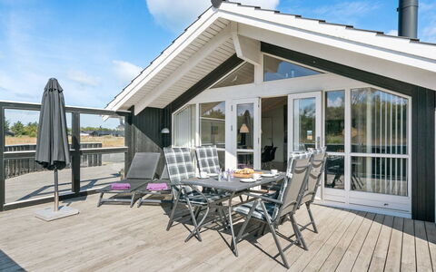 Aria - 1.2Km from the Sea: Schatten, Deck, Resort, Hartholz, Planke, Stuhl, Gartenmöbel, Veranda, Hotel, Villa