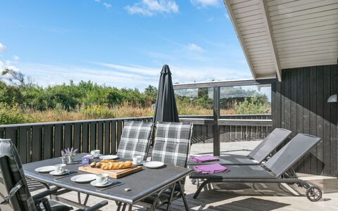 Aria - 1.2Km from the Sea: Möbel, Holz, Gartenmöbel, Stuhl, Veranda, Tabelle, Küche & Esszimmer Tisch, Tisch Im Freien, Deck, Hartholz