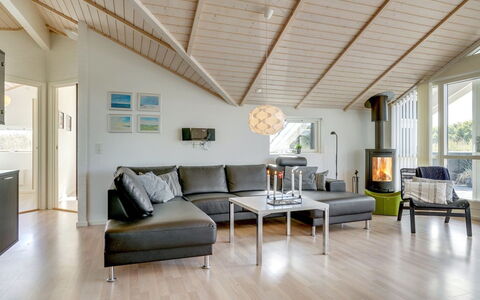 Aria - 1.2Km from the Sea: Interior Design, Möbel, Couch, Flooring, Wohnzimmer, Holz, Fussboden, Decke, Holzboden, Beleuchtung