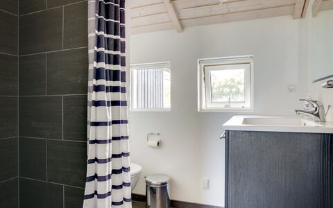Aria - 1.2Km from the Sea: Badezimmer, Wand, Interior Design, Flooring, Armatur, Fussboden, Beleuchtung, Installation, Toilette, Decke