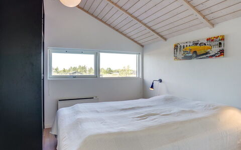 Aria - 1.2Km from the Sea: Decke, Schlafzimmer, Interior Design, Bett, Fussboden, Bedding, Zimmer, Bettdecke, Bettrahmen, Light Fixture