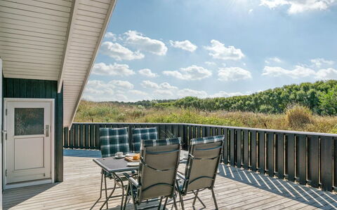 Aria - 1.2Km from the Sea: Holz, Hartholz, Veranda, Planke, Deck, Holzbeize, Holzboden, Schatten, Stuhl, Balkon