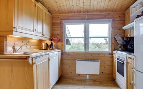 Thrym - 900M from the Sea: Küche, Küchengerät, Holz, Major Appliance, Countertop, Flooring, Cabinetry, Interior Design, Spüle, Decke