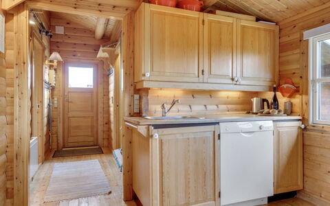 Thrym - 900M from the Sea: Küche, Holz, Sinken, Countertop, Küchengerät, Major Appliance, Flooring, Armatur, Cabinetry, Zapfhahn