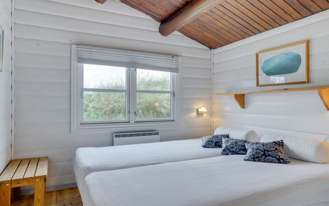 Thrym - 900M from the Sea: Holz, Decke, Hartholz, Planke, Schlafzimmer, Bett, Holzboden, Bedding, Holzbeize, Bettrahmen
