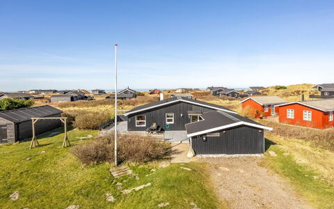 Vili - 441M from the Sea: Haus, Zuhause, Tür, Dach, Hütte, Estate, Garten, Schatten, Abstellgleis, Garten