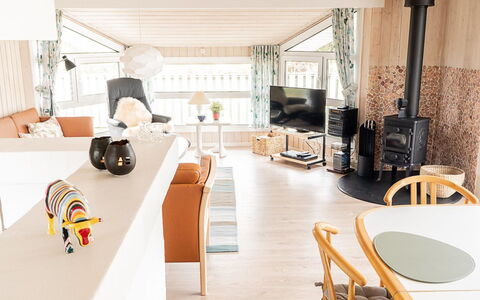 Mila - 750M from the Sea: Möbel, Interior Design, Holz, Flooring, Decke, Fussboden, Wohnzimmer, Zimmer, Beleuchtung, Zuhause