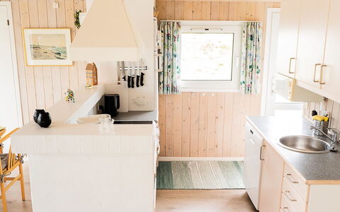 Mila - 750M from the Sea: Möbel, Holz, Interior Design, Flooring, Küche, Countertop, Fussboden, Cabinetry, Decke, Zimmer