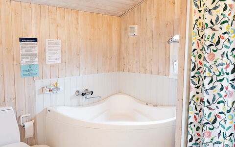 Mila - 750M from the Sea: Interior Design, Flooring, Armatur, Fussboden, Badezimmer, Textil, Badewanne, Decke, Beleuchtung, Zimmer