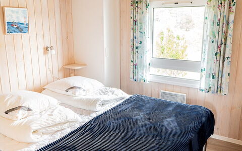 Mila - 750M from the Sea: Möbel, Interior Design, Bett, Schlafzimmer, Holz, Bettdecke, Fussboden, Flooring, Bedding, Linens