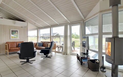 Ilmo - 950M from the Sea: Möbel, Interior Design, Flooring, Fussboden, Decke, Holz, Couch, Wohnzimmer, Stuhl, Zimmer