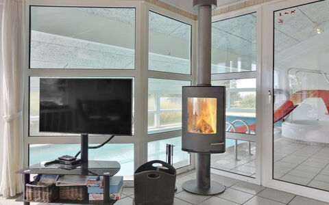 Ilmo - 950M from the Sea: Möbel, Interior Design, Elektronisches Gerät, Wohnzimmer, Fernsehen, Haushaltsgerät, Light Fixture, Stuhl