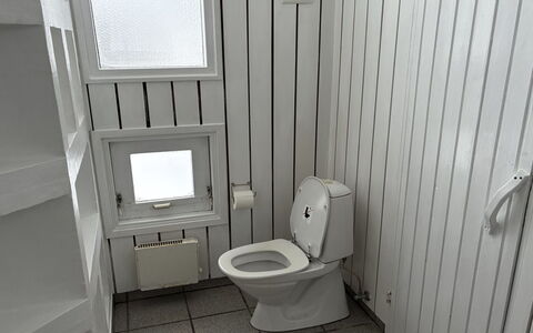 Ilmo - 950M from the Sea: Toilleten Sitz, Toilette, Armatur, Flooring, Badezimmer, Fussboden, Installation, Fliese