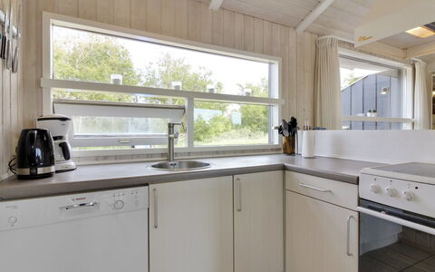 Ilmo - 950M from the Sea: Flooring, Holz, Interior Design, Countertop, Armatur, Küche, Fussboden, Sinken, Decke, Zapfhahn