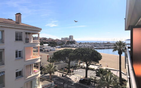 Résidence Azur: Gebäude, Himmel, Daytime, Wolke, Wasser, Fenster, Azurblau, Baum, Beleuchtung