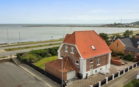Kosara - 50M from the Sea: Die Architektur, Dach, Zuhause, Verbundwerkstoff, Daylighting, Abstellgleis, Auffahrt