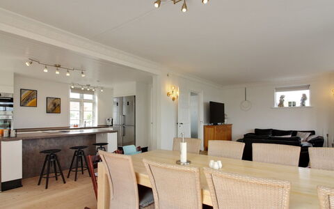 Kosara - 50M from the Sea: Die Architektur, Dach, Zuhause, Verbundwerkstoff, Daylighting, Abstellgleis, Auffahrt