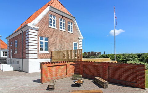 Kosara - 50M from the Sea: Die Architektur, Dach, Zuhause, Verbundwerkstoff, Daylighting, Abstellgleis, Auffahrt
