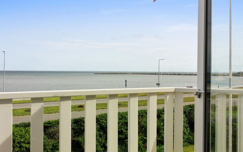 Kosara - 50M from the Sea: Die Architektur, Dach, Zuhause, Verbundwerkstoff, Daylighting, Abstellgleis, Auffahrt