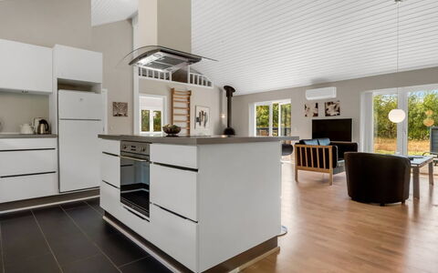 Jurgis - 300M from the Sea: Flooring, Interior Design, Holz, Decke, Möbel, Fussboden, Küche, Holzboden, Countertop, Cabinetry